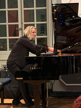 Catherine Schneider au piano préparé et augmenté